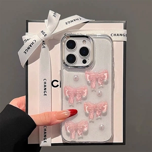 Makro-Detail der transparenten iPhone-Hülle mit rosa Schleifen, Perlen und Glitzer