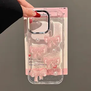 Detail der klaren iPhone-Hülle mit 3D-Schleifen, weißen Perlen und silbernem Kameraschutz