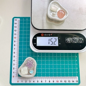 Detail showing shell and heart resin phone grip weight 15.2g and 4cm dimensions