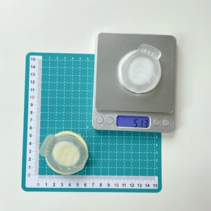 Detailed size and weight measurement of the magnetic phone stand showing 6cm diameter