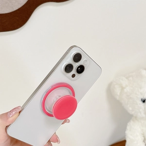Détail du support de téléphone magnétique rose rouge sur smartphone blanc avec fond peluche