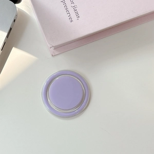 Support de téléphone magnétique lavande posé sur un bureau blanc avec accessoires