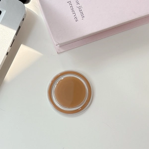 Vue détaillée du support magnétique caramel pour téléphone avec bords transparents