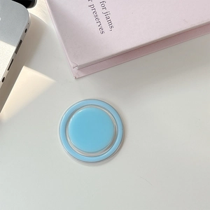 Vue détaillée d'un support de téléphone magnétique bleu clair sur un bureau blanc moderne