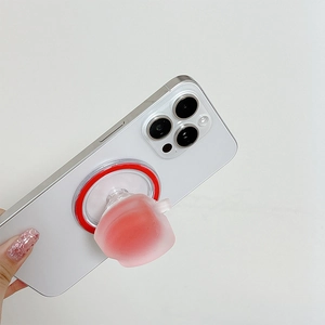 Dettaglio del supporto creativo per telefono a forma di tazza rosa su uno smartphone