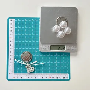 Detailed scale view of pearl heart bow phone ring holder weighing 27.2 grams