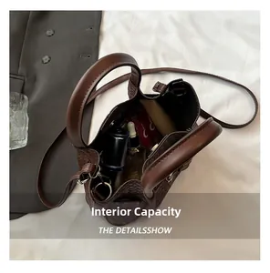Détail montrant la capacité interne d'un sac panier tressé marron foncé pour le quotidien
