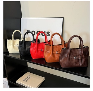 Collection de sacs seaux tressés en cinq couleurs, dont crème, noir et marron