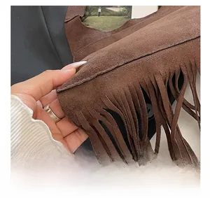 Detailaufnahme der braunen Wildledertasche mit langen Fransen und präzisen Nähten