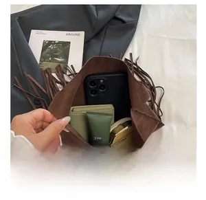 Innenansicht der braunen Tasseltasche zeigt das große Fassungsvermögen für Alltagsgegenstände