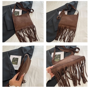 Detailansicht einer braunen Wildledertasche mit langen Fransen im Boho-Stil