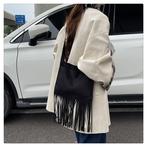 Detailansicht der schwarzen Wildledertasche mit langen Fransen im Boho-Stil und mattem Finish