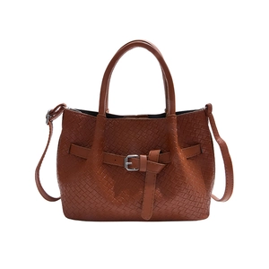 Sac à main tressé marron foncé avec boucle argentée et bandoulière réglable pratique