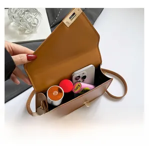 Vue intérieure montrant la grande capacité du sac à main marron à motif pierre