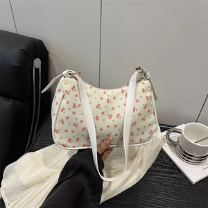Grand sac hobo blanc avec imprimé cerises et bandoulière en cuir pour l'été chic