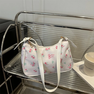 Sac baguette blanc élégant avec imprimé floral de roses roses et détail doré chic