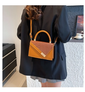 Détail du sac caramel en cuir synthétique avec rabat croco et fermoir doré