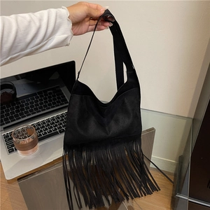 Schwarze Retro-Einkaufstasche aus Wildlederimitat mit langen Fransen im Boho-Stil