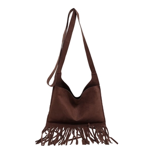 Boho-Schultertasche aus braunem Wildleder mit Fransen im minimalistischen Retro-Stil