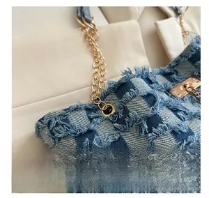Détails du sac cabas en denim à carreaux bleus avec franges et chaîne dorée