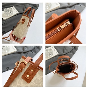 Detailansicht der Vintage-Beuteltasche mit braunem Monogramm und goldenen Beschlägen
