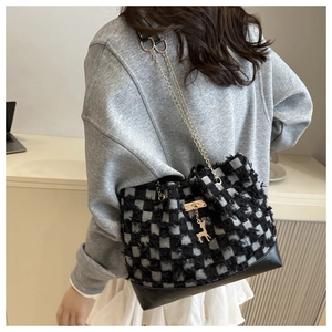 Détails du sac cabas à carreaux avec chaîne dorée, finitions franges et pendentif