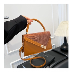 Sac à main marron à motif crocodile avec poignée en métal doré et bandoulière