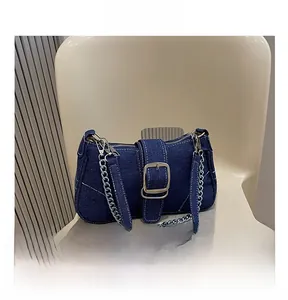 Detailansicht der blauen Denim-Tasche mit silberner Schnalle und eleganter Kette