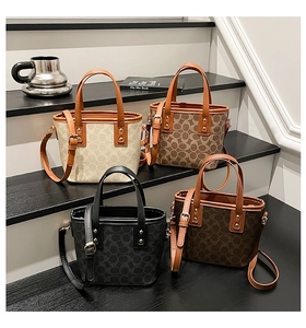 Nahaufnahme von vier Retro-Monogramm-Eimertaschen in Beige, Camel, Braun und Anthrazit