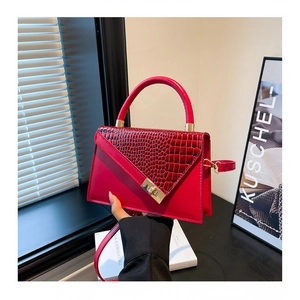 Petit sac carré rouge à motif crocodile avec fermoir doré et poignée supérieure