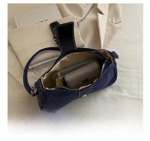 Detailansicht der Denim-Baguette-Tasche mit Platz für Geldbörse und Lippenstift