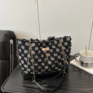 Sac fourre-tout en denim étoile avec bandoulière chaîne et pendentif doré