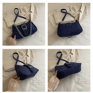 Detailansichten einer blauen Denim-Umhängetasche mit Metallketten und Silber buckles