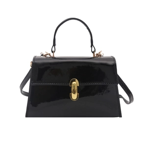 Modische Baguette-Handtasche aus schwarzem Lackleder mit goldener ovaler Schnalle