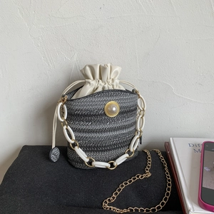 Sac Seau en Paille Tissé à la Mode Avec Décoration de Künstliche Perle Cordon de Serrage Sac Bandoulière Chaîne en Métal Acrylique Femme