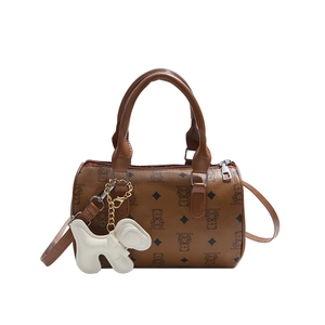 Sac Boston marron avec motif d'ours, breloque chien blanc et bandoulière réglable