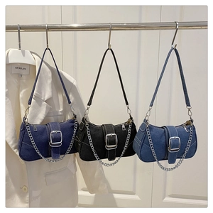 Nahaufnahme von Denim-Schultertaschen mit Silberkette und Metallschnalle in Farben