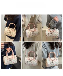 Vue multi-angle du sac Boston beige avec imprimés ours et anse rose sur modèles