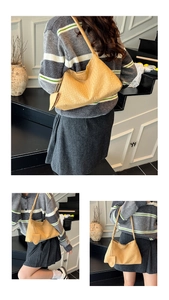 Detail der khakifarbenen gewebten Tragetasche mit passendem kleinen Taschenanhänger