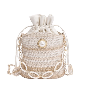 Sac seau tissé à la mode avec boucle en perle et bandoulière en chaîne sur fond blanc