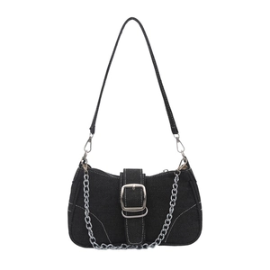 Schwarze Denim Baguette-Tasche mit Kontrastnaht, Silberschnalle und Metallkette