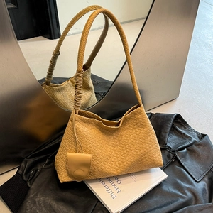 Schicke gelbe geflochtene Hobo-Tasche mit gewebter Textur und kleinem Taschen-Zubehör