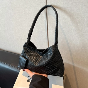 Schwarze gewebte Tragetasche aus Leder mit breitem Gurt und Mini-Beutel im Casual-Stil
