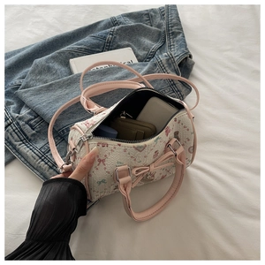 Détail intérieur d'un petit sac Boston floral montrant la capacité pour téléphone
