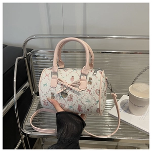 Détail du sac Boston blanc à motif d'ours rose et fleurs avec pendentif en cœur