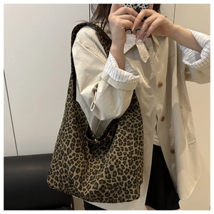 Mirror selfie showing the large leopard print tote bag styled as a trendy shoulder bag
