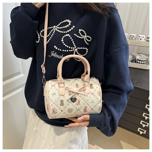 Détail du sac Boston mignon avec motif ours et poignées en cuir rose pour femmes