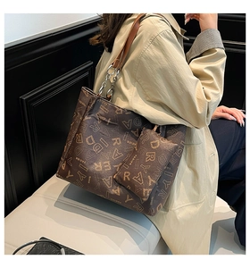Détail du grand sac cabas avec imprimés de lettres et élégantes chaînes métalliques