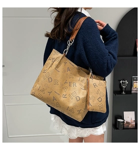 Détail du sac cabas monogramme avec pochette assortie et bandoulière marron sur modèle