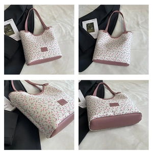 Détails du sac cabas floral avec motif de fleurs roses et finitions en cuir rose